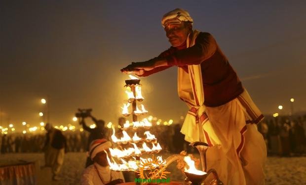 Performing-Aarti-Kumbh-Mela-2013.jpg