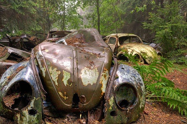 chatillon-car-graveyard-abandoned-cars-cemetery-belgium-2.jpg