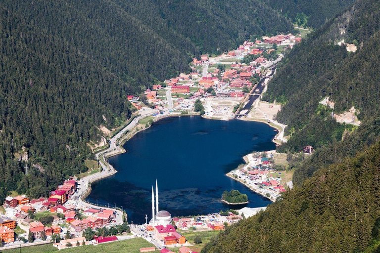 uzungol-fotograflari-ve-uzungolun-etrafindaki-yapilasma-iddiasi.jpg