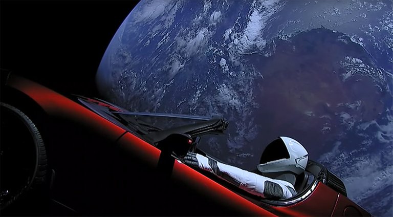 spacex-starman-tesla-roadster-pilot-designboom-001.jpg