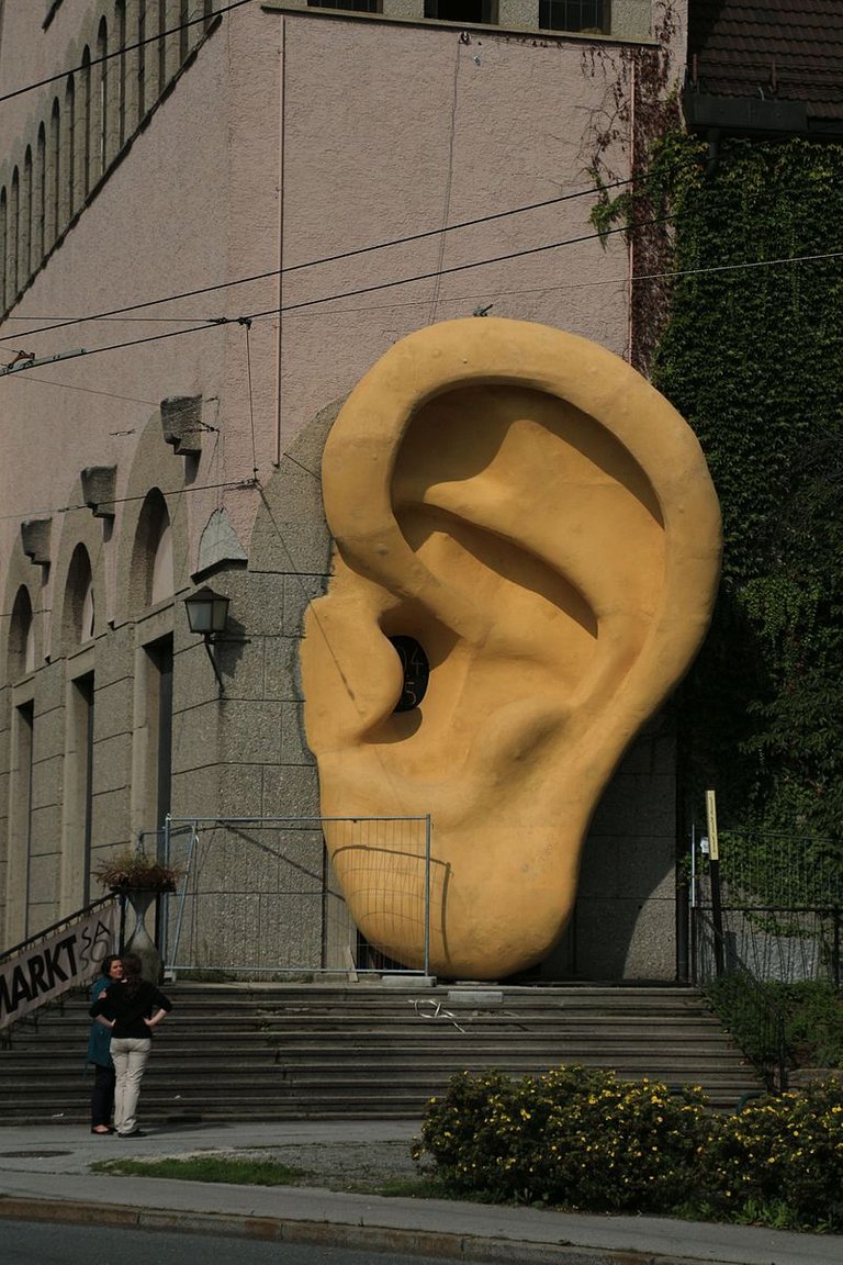 Plainstraße_-_Salzburg_-_Skulptur2b_-_Elisabethkirche.jpg