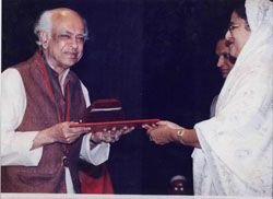 muzharul_islam_receiving_the_national_award_thumbnail.jpg