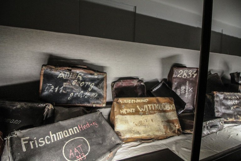 taschen-auschwitz.jpg