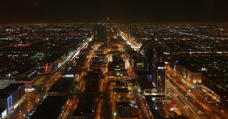 1200px-Night_view_of_City_Riyadh_from_Hauptstadt_Saudi_Arabiens_-_panoramio.jpg