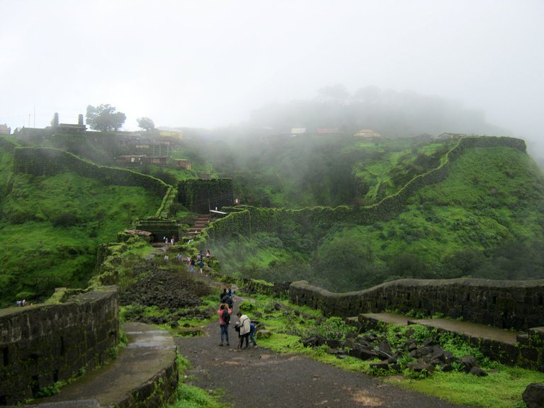 1280px-The_Pratapgarh_Fort.jpg