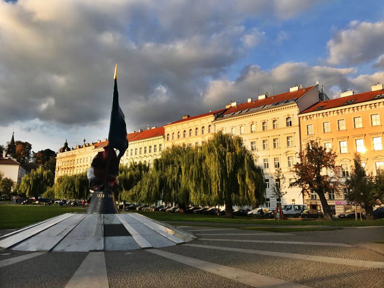 ResistanceFlagMonument.JPG