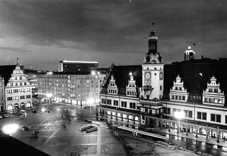 Bundesarchiv_Bild_183-1983-0228-300,_Leipzig,_Marktplatz,_-Altes_Rathaus-,_Nacht.jpg