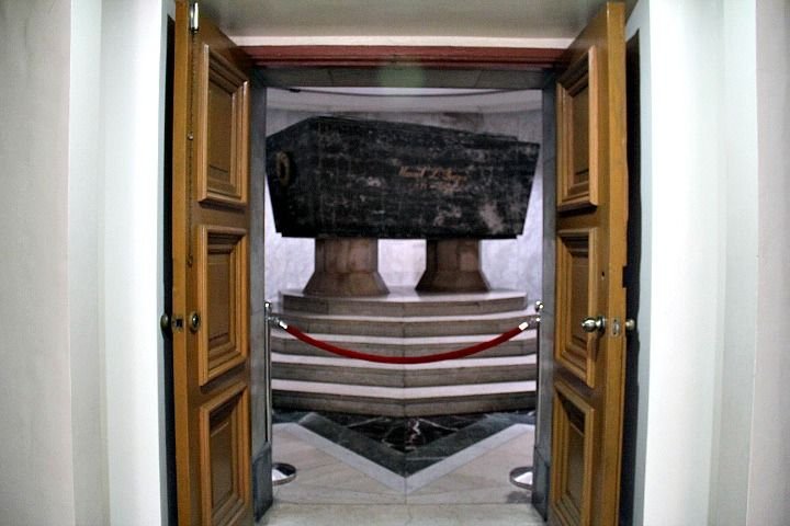 president & first lady's tomb