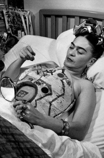 La-vida-de-Frida-Kahlo-en-100-fotos-cama-medium.jpg