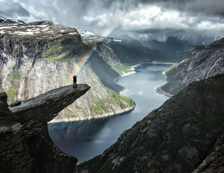 Trolltunga.jpg