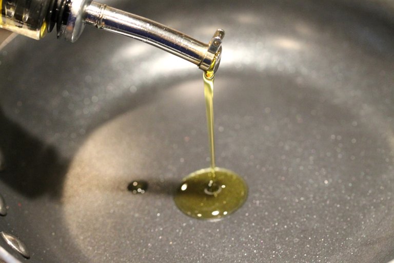 7-olive-oil-in-pan.jpg