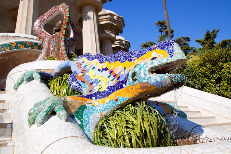 dragon-salamandra-gaudi-park-guell-25047984.jpg