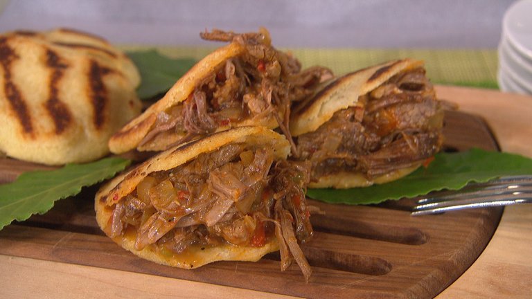 Arepas_Carne_Mechada_ Harina de Maiz Precocida.jpg