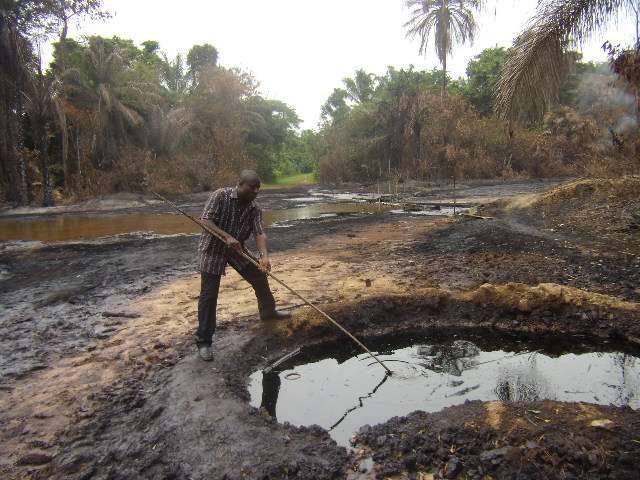 Mr.Celestineexamining-a-pool-of-CRUDE-OILnear-the-Oya-lakeat-Ikaramao6-o3-09.jpg