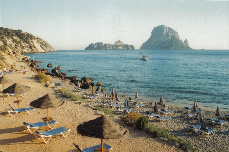 Ibiza_rock_volcano_(747230830).jpg