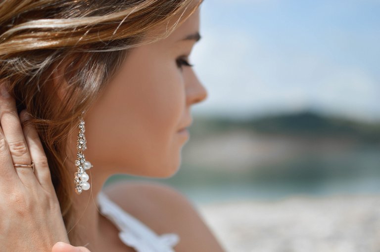 earrings-2593350_1920.jpg