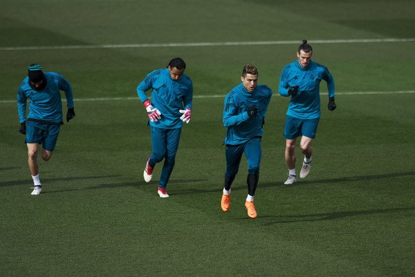 Cristiano+Ronaldo+Real+Madrid+Training+Press+REyPMUwRQYKl.jpg