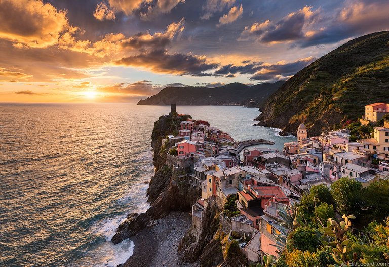 110-Elia-Locardi-Travel-Photography-Song-Of-The-Sea-__-Vernazza-Cinque-Terre-Italy-2048-WM.jpg