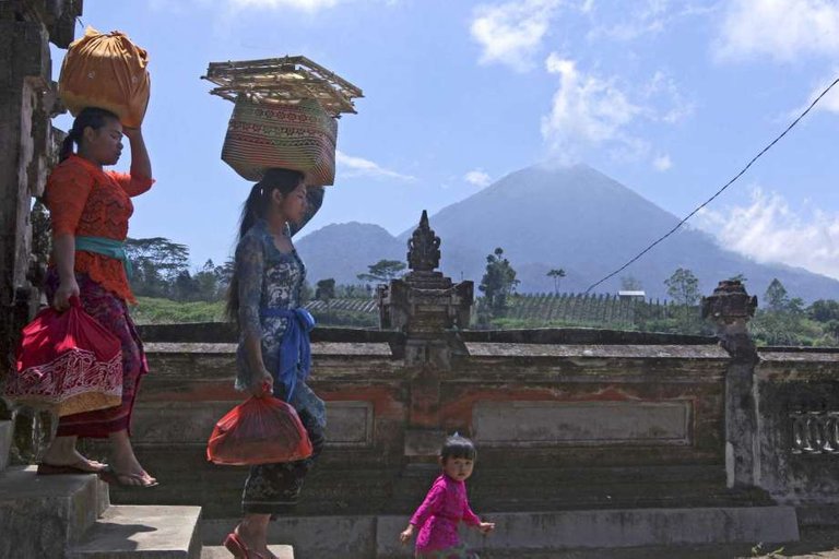 AGUNG TEMPLE 3 http-_ww1.hdnux.com_photos_66_21_76_14229412_3_920x920.jpg).jpg