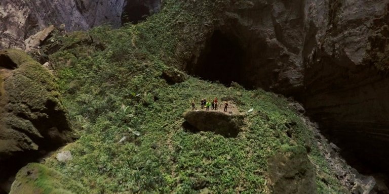 incredible-video-inside-hang-son-doong--the-largest-cave-in-the-world.jpg