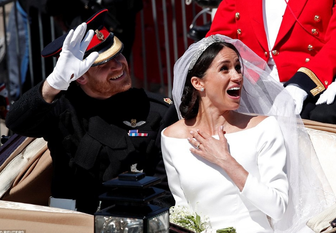 Stunning photos as Prince Harry and Meghan Markle's process through the streets of Windsor_001.png