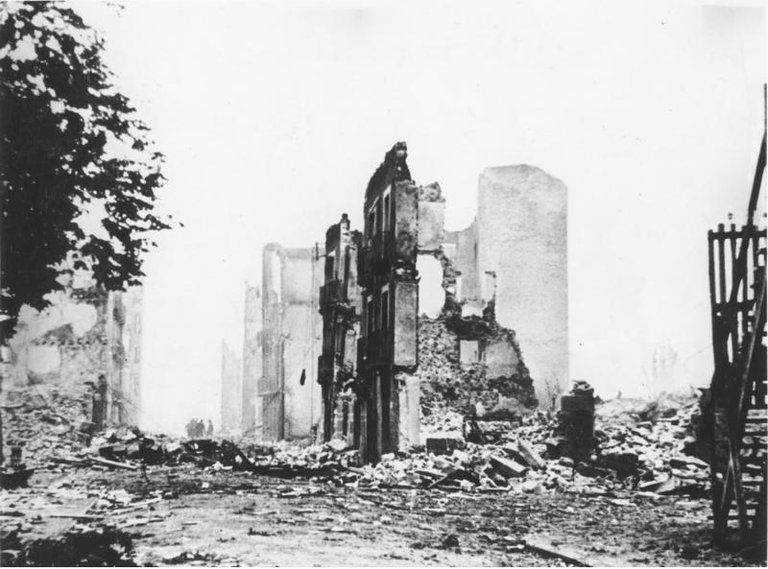 Bundesarchiv_Bild_183-H25224,_Guernica,_Ruinen.jpg