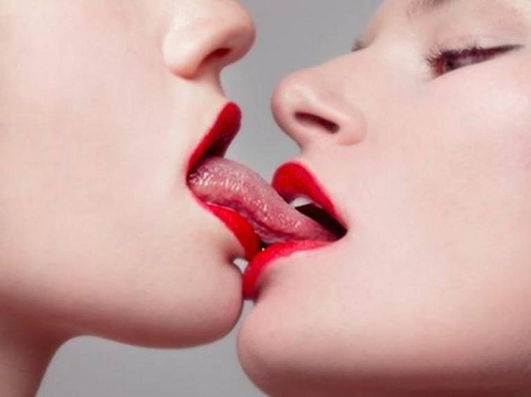 French_Kiss_by_Tyler_Shields_650x486_copy_l.jpg