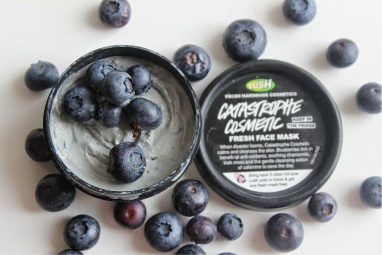 Lush-Catastrophe-Cosmetic-Fresh-Face-Mask-Review-2.jpg