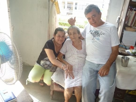 Lily, Mamá y Luis.jpg