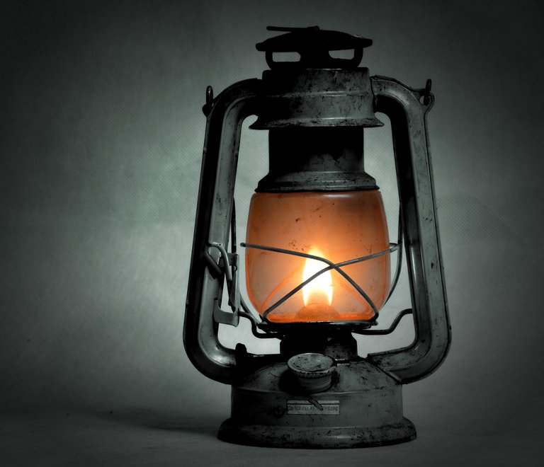 kerosene-lamp-1202277_1920.jpg