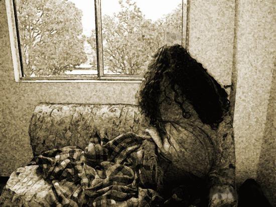 muchacha asomada a una ventana sepia.jpg