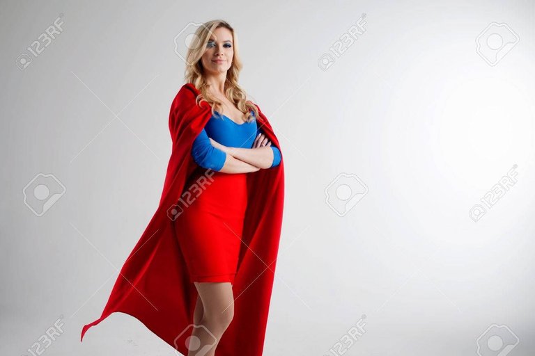 76333972-mujer-de-superhéroes-rubia-joven-y-hermosa-en-la-imagen-de-superheroína-en-cabo-rojo-creciente-Foto-de-archivo.jpg