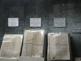 Exhibits_inside_Ahsan_Manzil.JPG
