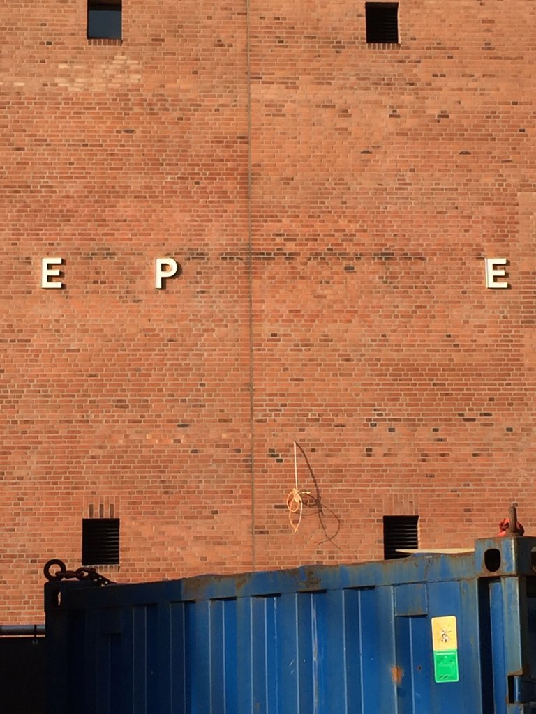 ElbphilharmonieSomethingsMissing.jpg