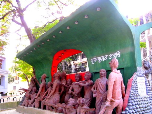 Statue_at_JnU.jpg