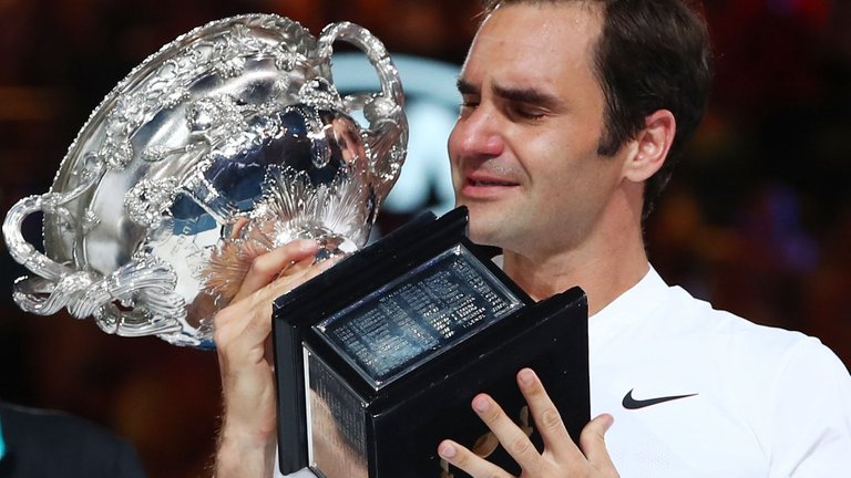 04_Federer_2018_AO_Crown.jpg