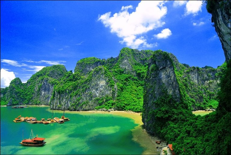 Ha-Long-Bay-as-one-of-the-seven-natural-wonders-of-the-world..jpg