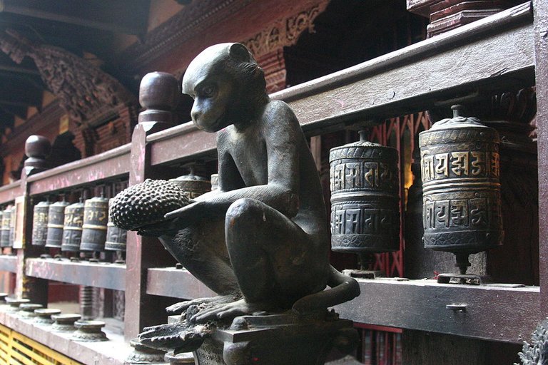 Statue_of_monkey_at_golden_temple_of_Lalitpur.jpg