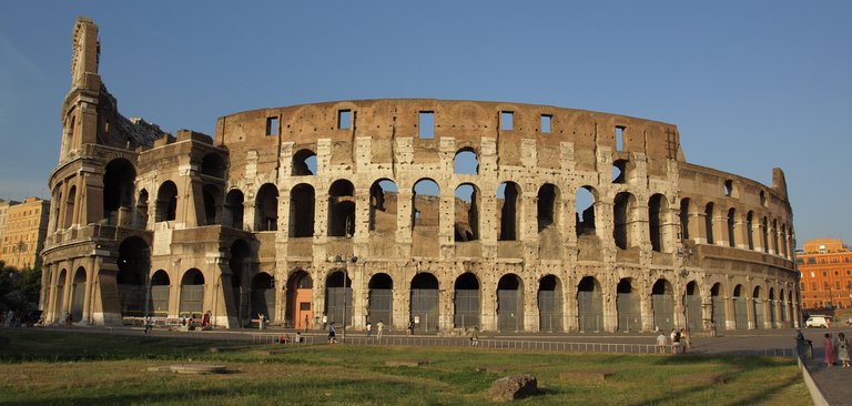 Colosseum_exterior,_inner_and_outer_wall_AvL.jpg