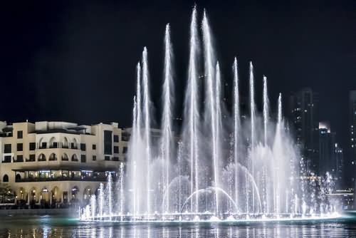 Dancing-Water-At-Dubai-Fountain.jpg