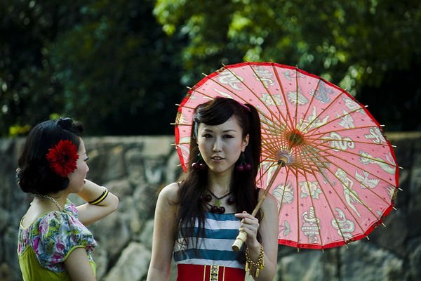 the-girl-with-the-umbrella-860.jpg