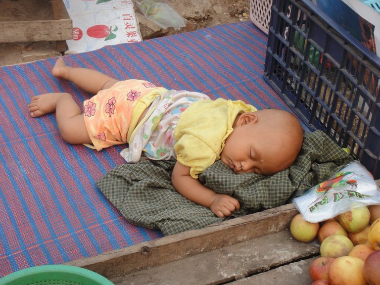 myanmar_sleep_baby_sleepy_child_quiet_tired_bed-710358.jpg