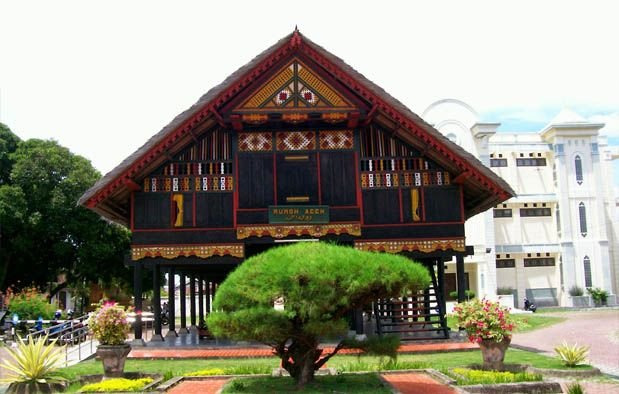 rumah adat Aceh.JPG