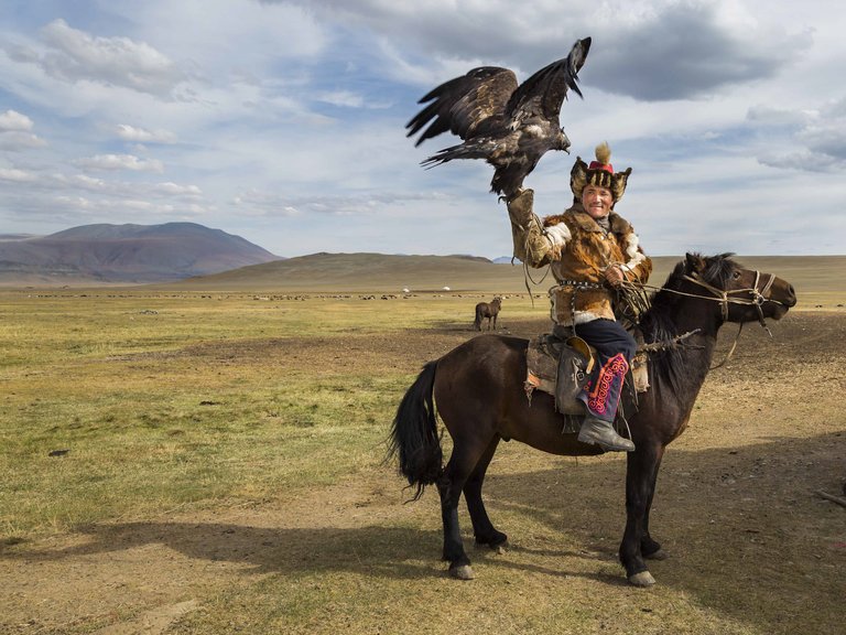 Eagle-Hunters-Altai-Mountains-Mongolia-Helen-Conway-Panoramic-Journeys_2.jpg