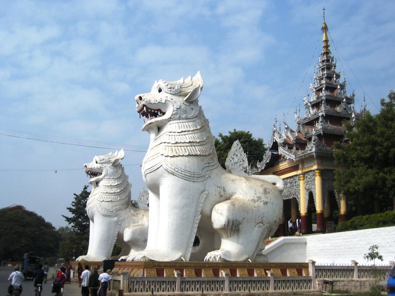 Chinthes_guarding_Mandalay_Hill.JPG