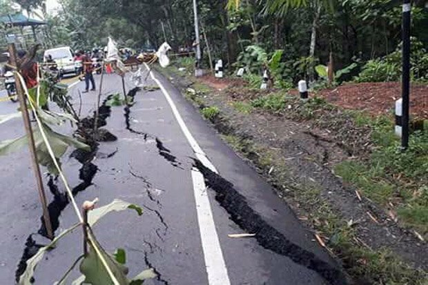 hoax-foto-jalan-terbelah-dan-video-truk-bukan-karena-gempa-iBi.jpg