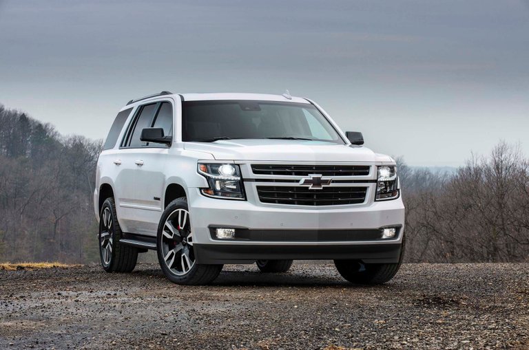 2018-Chevrolet-Tahoe-RST-front-three-quarter-02.jpg