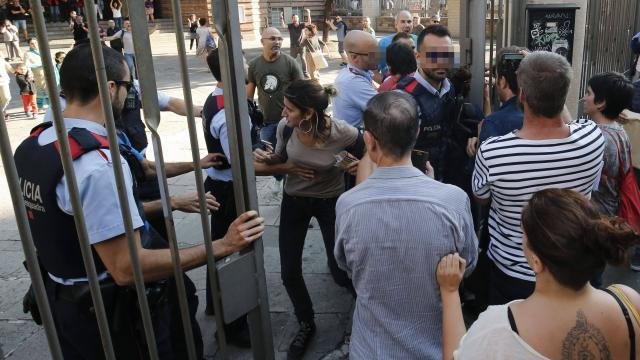 catalogne-les-independantistes-occupent-les-bureaux-de-vote.jpg