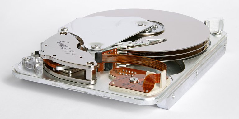 Seagate_ST33232A_hard_disk_inner_view.jpg