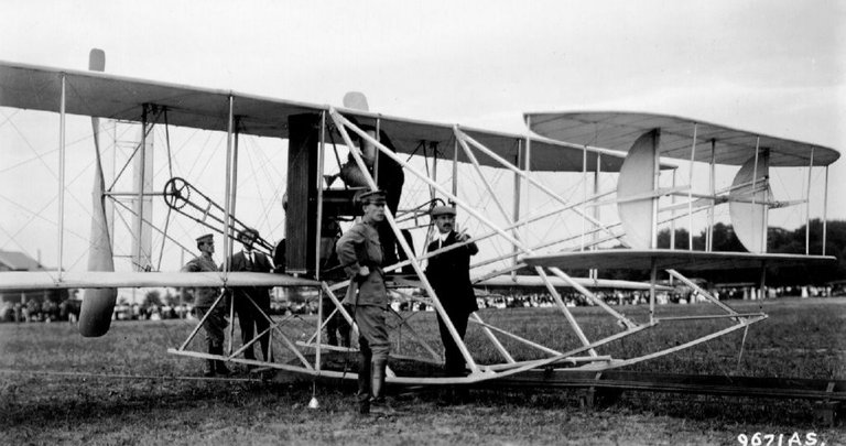 1909_Fort_Myer_gassing_up.jpg